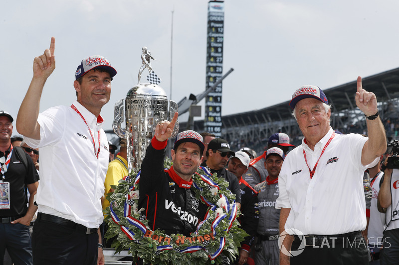 1. Will Power, Team Penske Chevrolet, mit Roger Penske und Tim Cindric