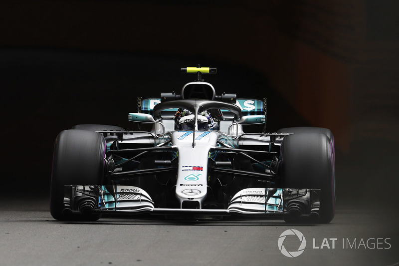 Valtteri Bottas, Mercedes AMG F1 W09, con un casco inspirado en el diseño de Mika Hakkinen