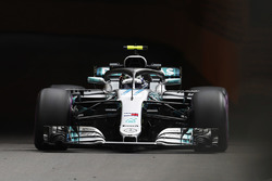 Valtteri Bottas, Mercedes AMG F1 W09, met een helm als eerbetoon aan Mika Hakkinen