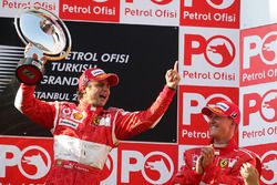 Podio: ganador de la carrera Felipe Massa, Ferrari, tercer lugar Michael Schumacher