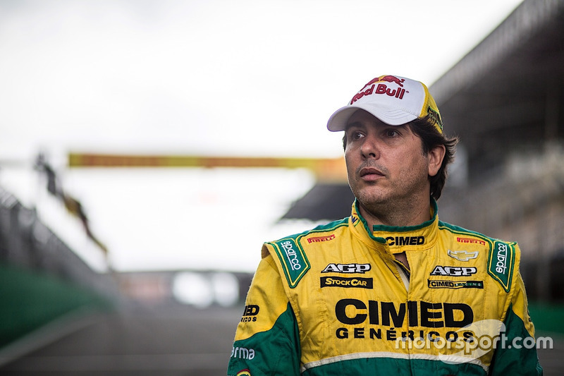 É o caso de Cacá Bueno, que em entrevista exclusiva ao Motorsport.com revelou toda as dificuldades em garantir um assento na Stock Car esse ano, em virtude da mudança de rumos de investimento da Cimed.