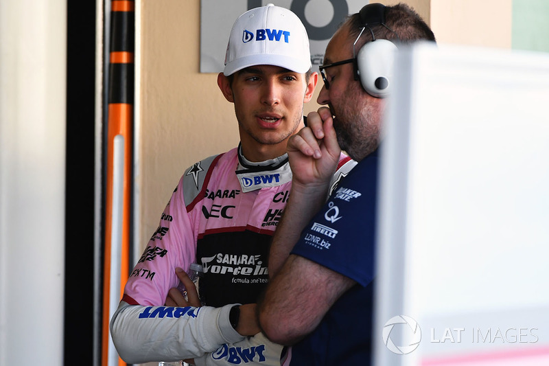 Esteban Ocon, Sahara Force India F1 y Tom McCullough, ingeniero jefe de Force India