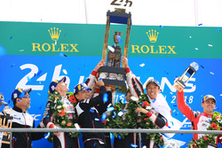 Overall podium: winners Sébastien Buemi, Kazuki Nakajima, Fernando Alonso, Toyota Gazoo Racing