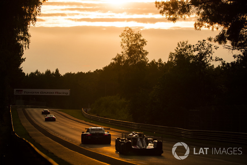 Quand le soleil se couche sur les 24 Heures du Mans...