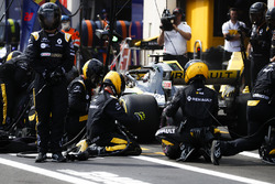 Carlos Sainz Jr., Renault Sport F1 Team R.S. 18, makes a pit stop