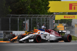 Marcus Ericsson, Sauber C37 et Stoffel Vandoorne, McLaren MCL33