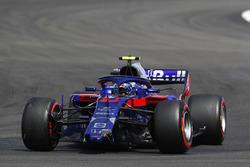 Pierre Gasly, Toro Rosso STR13, kırık ön kanat ile