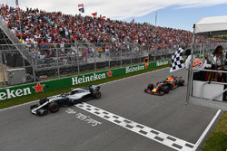 Финиш: Валттери Боттас, Mercedes AMG F1 W09, и Макс Ферстаппен, Red Bull Racing RB14