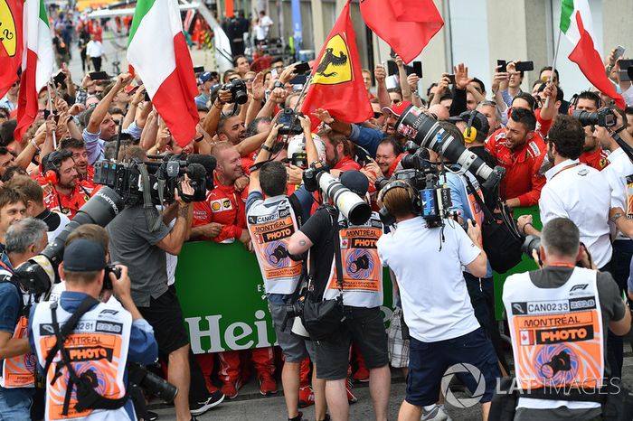 El ganador de la carrera de Canadá, Sebastian Vettel, Ferrari, celebra en parc ferme