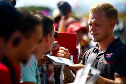 Kevin Magnussen, Haas F1 Team, con aficionados