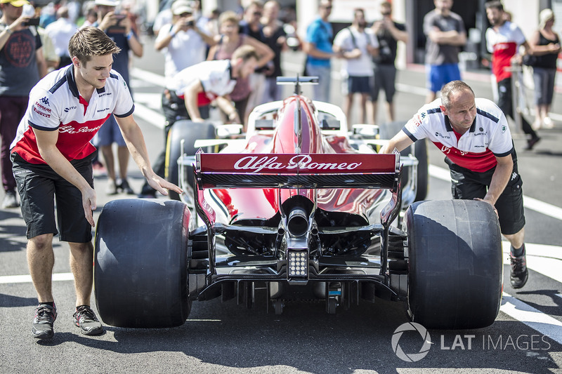 Sauber mechanics with Sauber C37