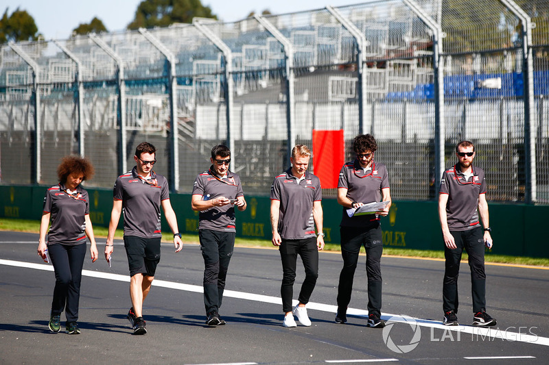 Кевин Магнуссен и сотрудники Haas F1 Team