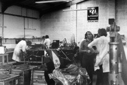 Frank Williams damns les ateliers de l'ISO Marlboro IR01 Ford