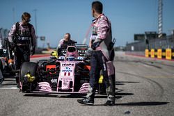 La voiture de Sergio Perez, Sahara Force India VJM10 est poussée par des mécaniciens