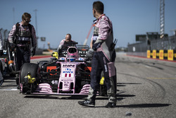 La voiture de Sergio Perez, Sahara Force India VJM10 est poussée par des mécaniciens