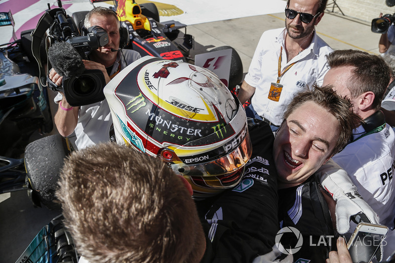 Il vincitore della gara Lewis Hamilton, Mercedes AMG F1 festeggia nel parco chiuso