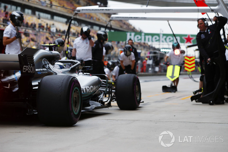 Valtteri Bottas, Mercedes AMG F1 W09, s'arrête au stand