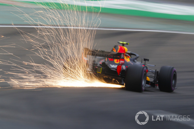 Las chispas vuelan desde el coche de Max Verstappen, Red Bull Racing RB14 Tag Heuer