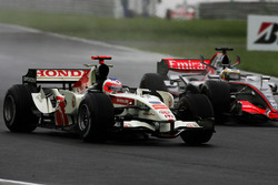 Rubens Barrichello, Honda RA106 ve Pedro de la Rosa, McLaren Mercedes MP4/21