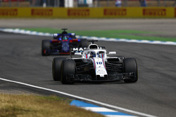 Lance Stroll, Williams FW41, leads Brendon Hartley, Toro Rosso STR13