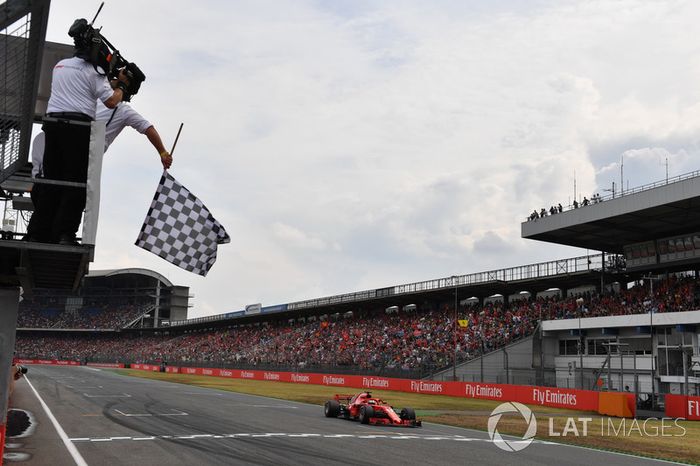 Sebastian Vettel, Ferrari SF71H , cruza la bandera a cuadros