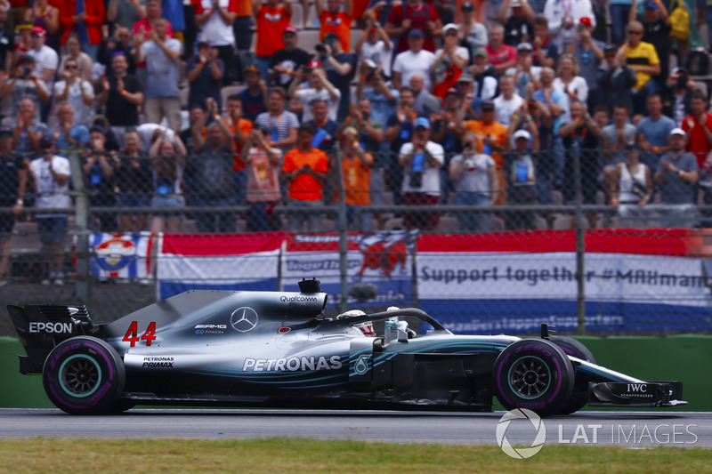 Lewis Hamilton, Mercedes AMG F1 W09, galibiyeti kutluyor