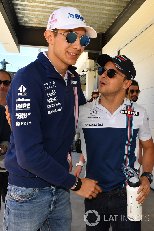 Esteban Ocon, Sahara Force India F1 y Felipe Massa, Williams en el desfile de pilotos