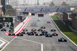 Lando Norris, Carlin, devance Sergio Sette Camara, Carlin au départ