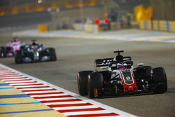 Romain Grosjean, Haas F1 Team VF-18 Ferrari, voor Lewis Hamilton, Mercedes AMG F1 W09