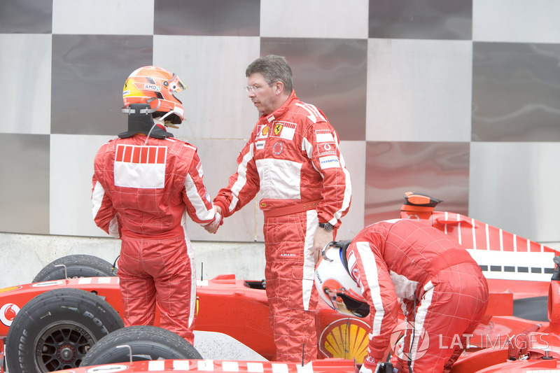 Показательная реакция команд на результаты гонки: в Ferrari отлично понимали цену этого успеха и потому поздравляли друг друга максимально сдержанно