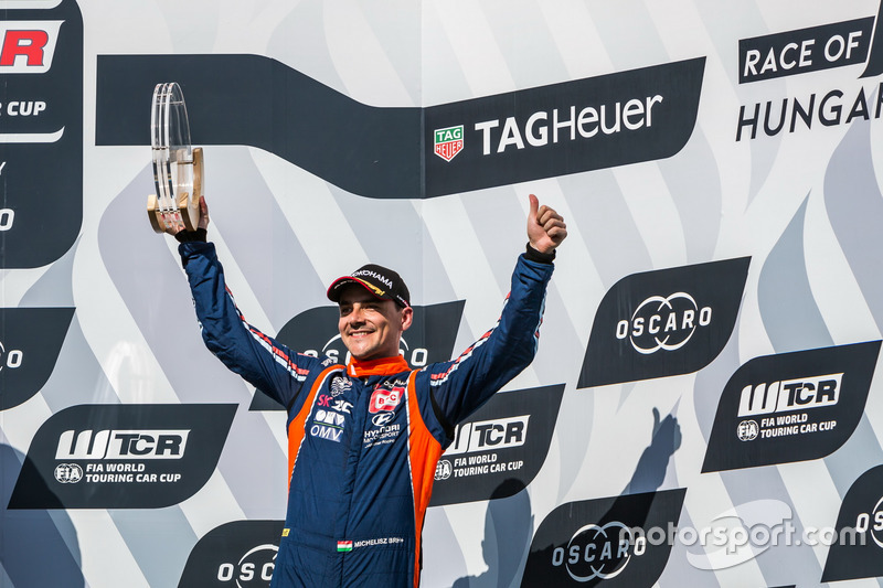 Podio: il terzo classificato Norbert Michelisz, BRC Racing Team Hyundai i30 N TCR