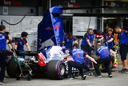 Brendon Hartley, Toro Rosso STR13 Honda, in the pit lane