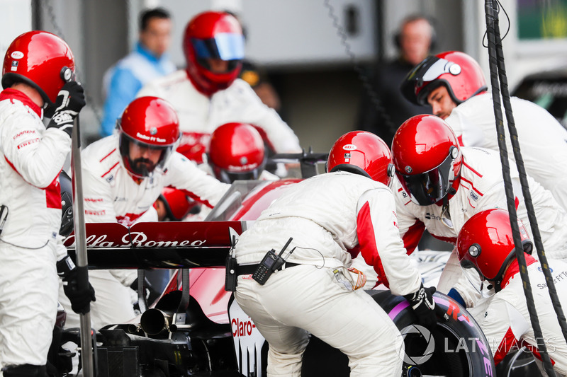 Marcus Ericsson, Sauber C37 Ferrari, masuk pit stop