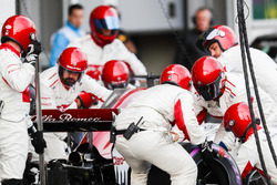 Marcus Ericsson, Sauber C37 Ferrari, makes a pit stop