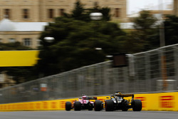 Серхио Перес, Sahara Force India F1 VJM11, и Нико Хюлькенберг, Renault Sport F1 Team RS18