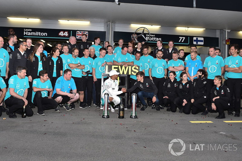 Race winner Lewis Hamilton, Mercedes-AMG F1 celebrates with the team