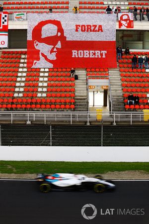 Robert Kubica, Williams FW41, devant une bannière faite par ses fans