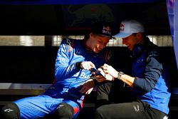 Pierre Gasly, Scuderia Toro Rosso, parle à Brendon Hartley, Scuderia Toro Rosso