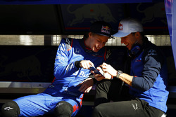 Pierre Gasly, Scuderia Toro Rosso, parle à Brendon Hartley, Scuderia Toro Rosso