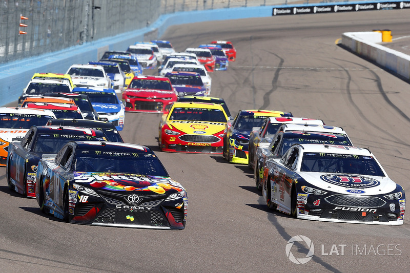 Kyle Busch, Joe Gibbs Racing, Toyota Camry Skittles Sweet Heat and Kevin Harvick, Stewart-Haas Racin