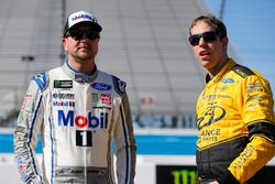 Kurt Busch, Stewart-Haas Racing, Ford Fusion Mobil 1/Haas Automation and Brad Keselowski, Team Penske, Ford Fusion Alliance Truck Parts