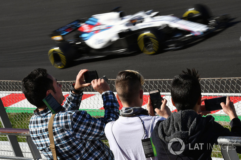 Fans watch Sergey Sirotkin, Williams FW41