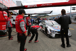DTM車両に興味津々の日産スタッフ