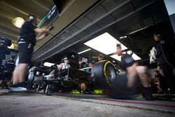 Gli ingegneri si preparano a mandare fuori Lewis Hamilton, Mercedes AMG F1 W08, per il suo primo gir