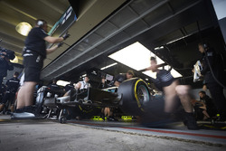 Gli ingegneri si preparano a mandare fuori Lewis Hamilton, Mercedes AMG F1 W08, per il suo primo gir