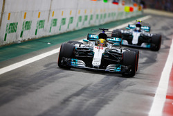 Lewis Hamilton, Mercedes AMG F1 W08, Valtteri Bottas, Mercedes AMG F1 W08, escono dai box