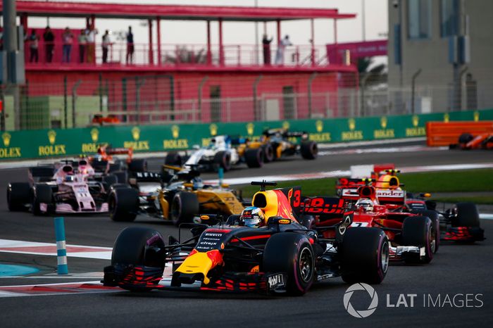 Daniel Ricciardo, Red Bull Racing RB13, Kimi Raikkonen, Ferrari SF70H, Max Verstappen, Red Bull Racing RB13, Nico Hulkenberg, Renault Sport F1 Team RS17 at the start
