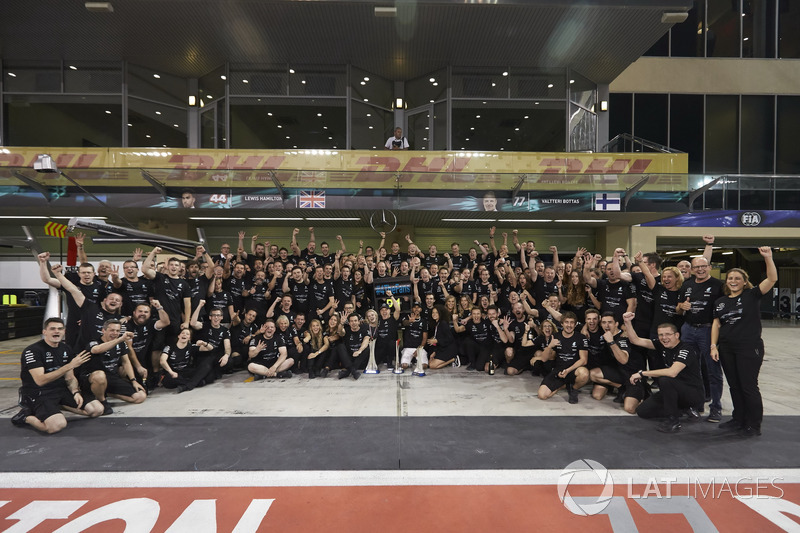 Toto Wolff, Executive Director Mercedes AMG F1, Race winner Valtteri Bottas, Mercedes AMG F1, his wife Emelia, Second place Lewis Hamilton, Mercedes AMG F1 with the team