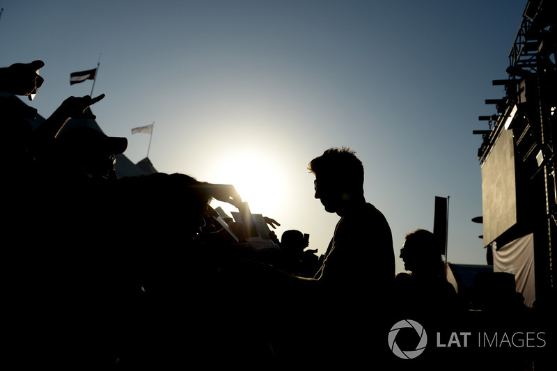 Nico Hulkenberg, Renault Sport F1 Team signs autographs for the fans