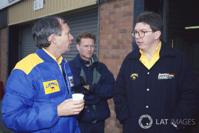 Rory Bryne talks with Ross Brawn, Benetton